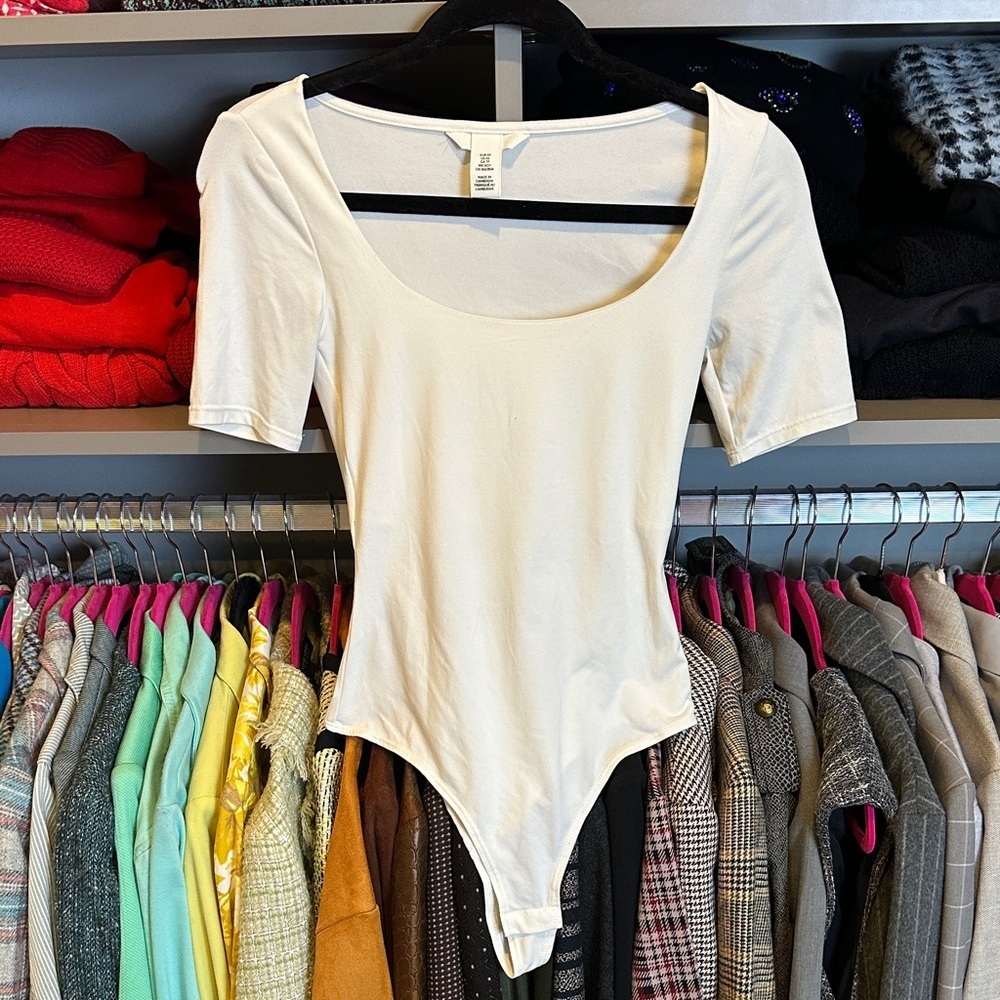 H&M super soft white short sleeve snap bottom thong body suit size XS